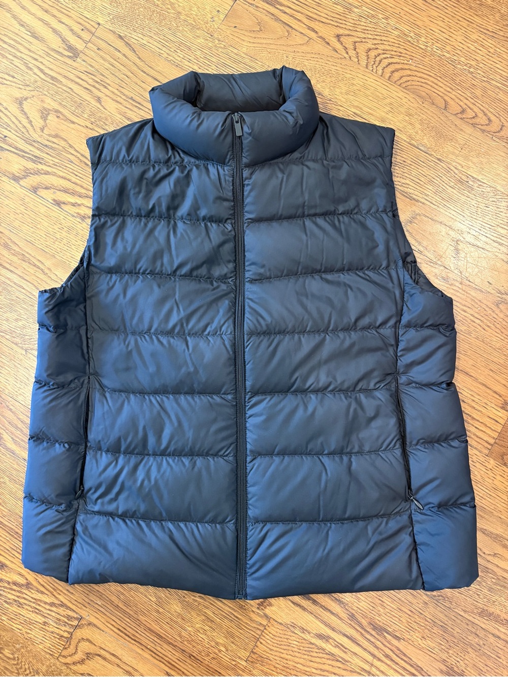 Uniqlo lightweight puffer vest with travel bag